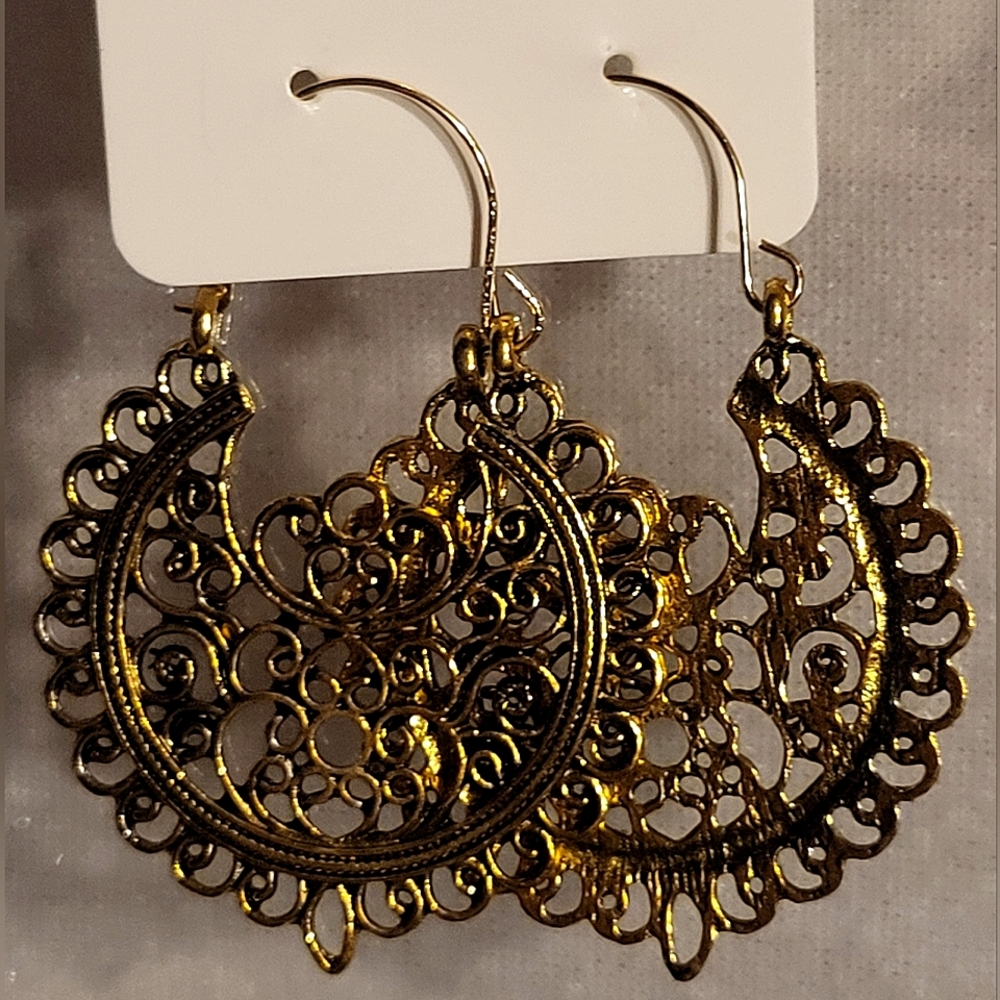 Elegant Gold Filigree Hoop Earrings